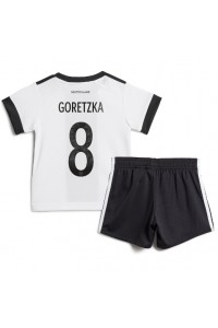 Duitsland Leon Goretzka #8 Babytruitje Thuis tenue Kind WK 2022 Korte Mouw (+ Korte broeken)